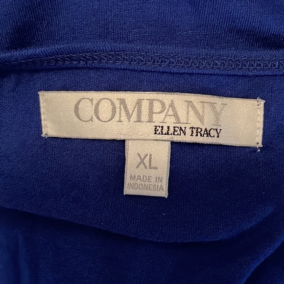 NWOT- Pullover Top, with Silver Dot brads around Front Scoop neck- 3/4 sleeve - Picture 4 of 5